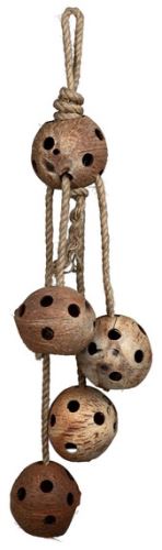 Závesná hračka kokosové orechy dierované na povrazu 80 cm